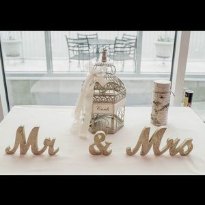 Mr & Mrs sign